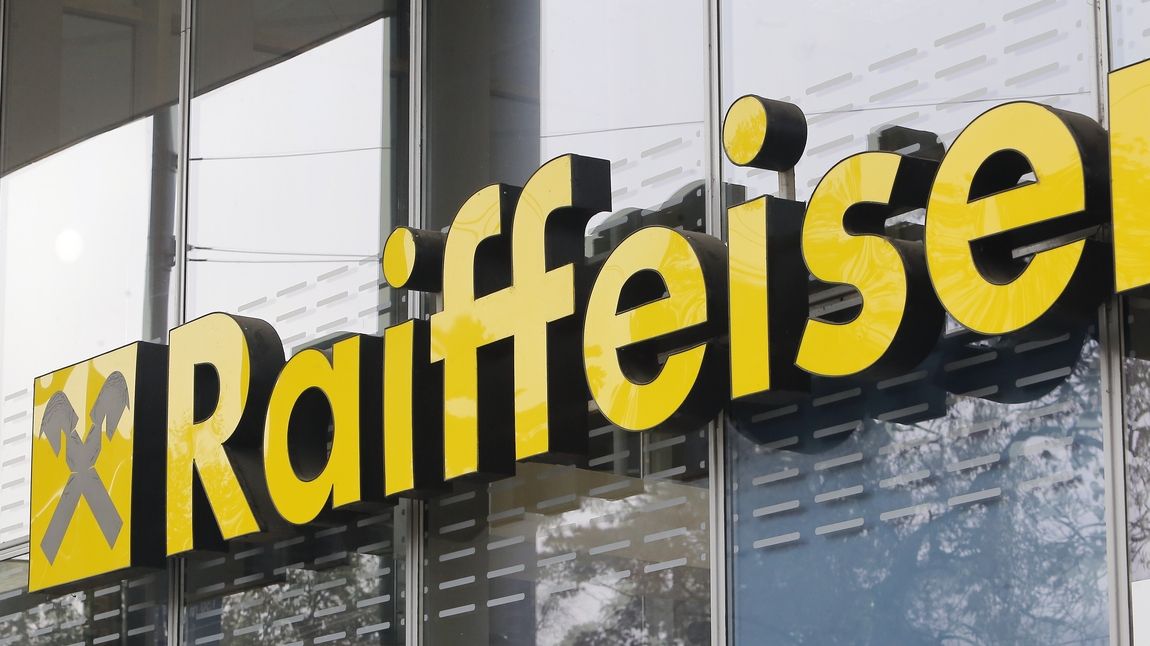 Raiffeisenbank loni klesl čistý zisk o 27,1 procenta